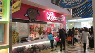 横浜ワールドポーターズ１Fにあるハワイで大人気の揚げパンのお店 