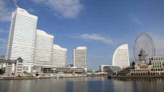 商業施設も公園も多い海辺の美しい街