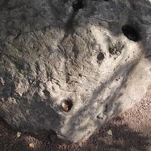 盃状穴が刻まれた巨石の様子