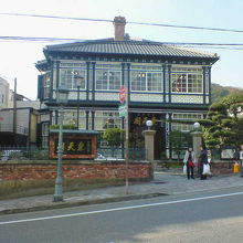 途中にある「中国料理店・東天閣」。結構な坂道です。