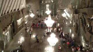 長い長い地下への階段を下りると、そこは白い岩塩の世界でした。