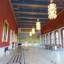 国王の肖像もある2階の港の見えるサロン