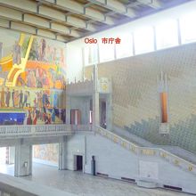 1階のホールは近代的な中にも大理石のフロアや壁画がきれい