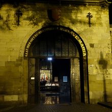 入り口。　敬虔に祈っておられる方がいたので、入りませんでした