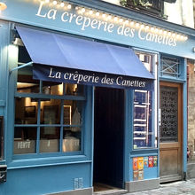 このブルーが目印のお店。店内は席はたくさんあるけど、あっとい