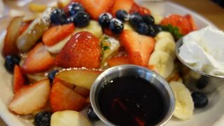 パンケーキ、フルーツ全部乗せ～