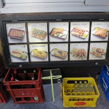 窓をあけて注文してください。焼鳥弁当旨いよ。