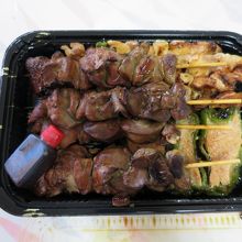 お土産の焼鳥。冷めても旨いよ。
