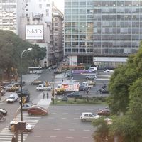 この大通りを横切って、地下鉄の駅へ