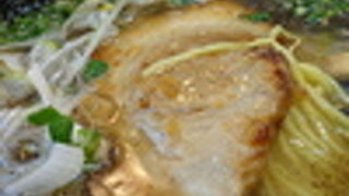 白・黒・赤のスープが選べるラーメン