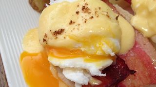 素敵な空間でおいしいエッグベネディクトを♪行きつけのカフェです。