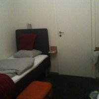 扉の向こうにバスルームがあります。