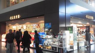 一か所でお土産や旅行グッズ探すなら「東京食賓館 (Eゲート前店) 」～羽田空港～