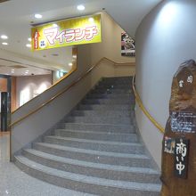 入り口付近　階段とエレベーターで二階へ