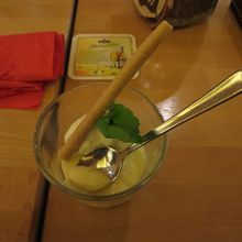 しょっぱいもの続きだったのでありがたい？デザート。