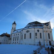 雪の平原の中の白亜の教会