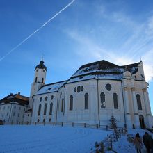 雪景色の中の白い教会。青空とのコントラストが美しい。