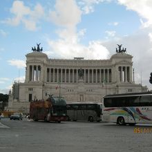 記念堂前の広場からです。