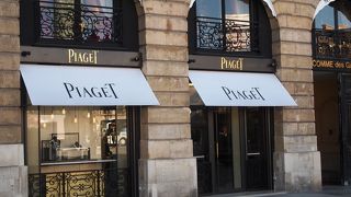 高級宝飾ブランド店が集まるヴァンドーム広場に