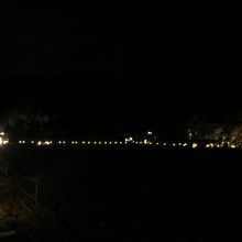 落柿舎の前の畑をぐるっと囲む灯り。