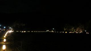 落柿舎の前の畑にもライトアップ。
