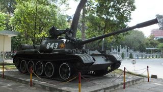 広場横には戦争で使われた戦車を展示