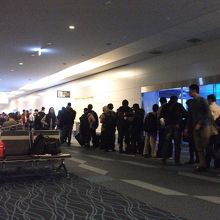 羽田で乗る前にすごい行列。