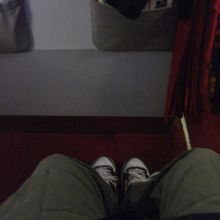 足は十分伸ばせます。普通の席は狭くて７時間はきついです＞＜