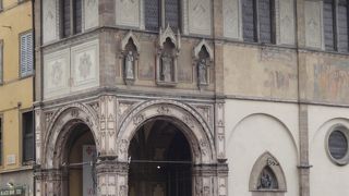 ジオットの鐘楼の西側にある建物です。