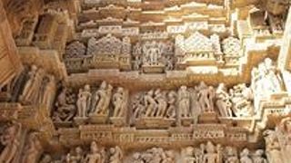 やや目のやり場に困る…？彫刻は圧巻