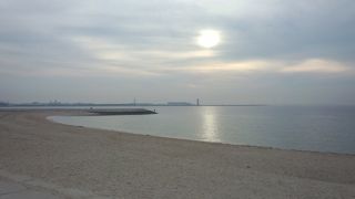 飛行機の離発着を眺めながら黄昏るビーチ