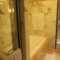 バスルームの奥に、トイレ