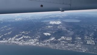 今日は市内上空を通って着陸するという機長のアナウンス函館山綺麗に撮れました。