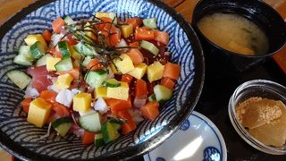 お店の一押しは生シラス丼