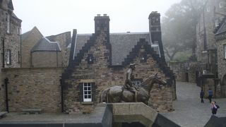 霧に包まれた幻想の城