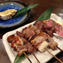 六本盛り合わせ　\９００＆創作串「カマンベール」\２５０