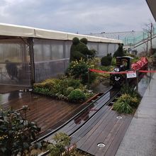 屋上では子供が遊ぶスペースも。