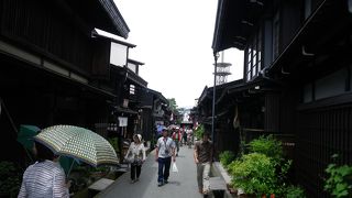 古い町並みの商店街