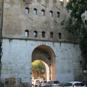 アッピラ街道のローマの門です。