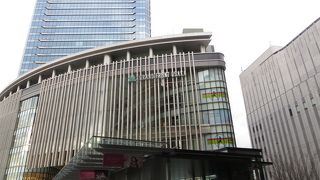 いつの間にか出来ていた巨大なビル。