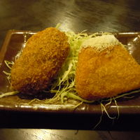 居酒屋で食べた富士山コロッケとメンチ。