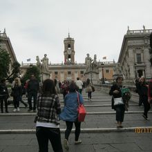 階段のうえの建物です。