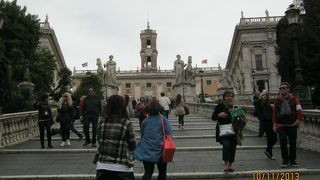 カンピドーリオの丘の上にあります。