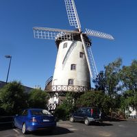 宿の目印となる風車