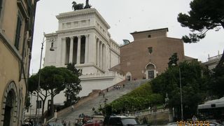 この広場は多くの人がいます。