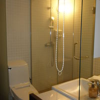 部屋と一体化したバスルーム。