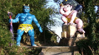 鬼の人形が出迎えてくれます