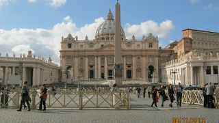サン・ピエトロ大聖堂の前の広場です。