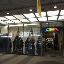 河原町通に面した入口。