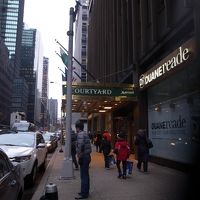 お隣はコンビニ（ドラッグストア）。アルコールも売ってます。